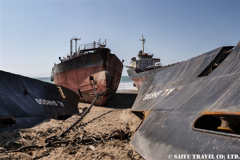 「船の墓場」ガダニの船舶解体ヤード
